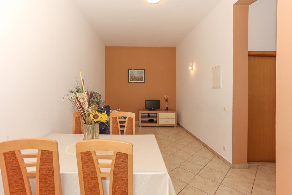 Apartments Meri Seget Vranjica Exterior photo
